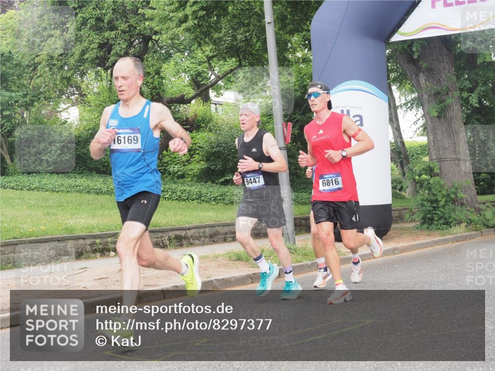 29.06.2025 - hella hamburg halbmarathon KatJ http://msf.ph/oto/8297377 29.06.2025 10:13:37 Zwischen KM18-KM19 2459, 6699, 6816 meine-sportfotos.de