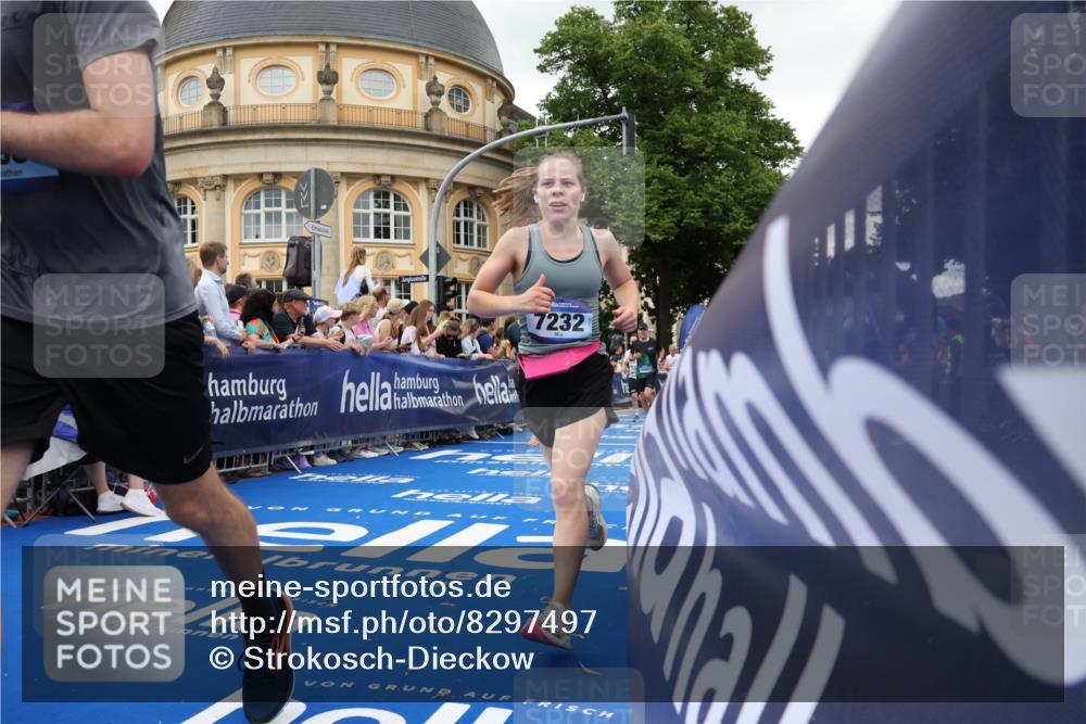 29.06.2025 - hella hamburg halbmarathon Strokosch-Dieckow http://msf.ph/oto/8297497 29.06.2025 10:52:32 Ziel 2346, 2670, 3715, 3952, 6561, 6562, 7178, 7232, 7475, 8371, 8661, 9145, 9739, 9876, 10115, 11459, 11689, 11791, 12450, 13015, 13051, 13301, 14122, 14561, 15001, 15980, 18982 meine-sportfotos.de