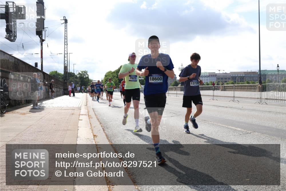 29.06.2025 - hella hamburg halbmarathon Lena Gebhardt http://msf.ph/oto/8297521 29.06.2025 09:46:49 Lombardsbrücke 7622, 18600, 13729, 1053, 1344, 1396, 1411, 1577, 1889, 2243, 3005, 4477, 4944, 5048, 5152, 5193, 5660, 6683, 7080, 7466, 7534, 7622, 7628, 7867, 7901, 8312, 8323, 8784, 8864, 10298, 10477, 10865, 10927, 10929, 11230, 11304, 11661, 11898, 12447, 12899, 12987, 13199, 13252, 13493, 13494, 13617, 13729, 13771, 13961, 14069, 14310, 14385, 15902, 16065, 16140, 16243, 16811, 16931, 16957 meine-sportfotos.de