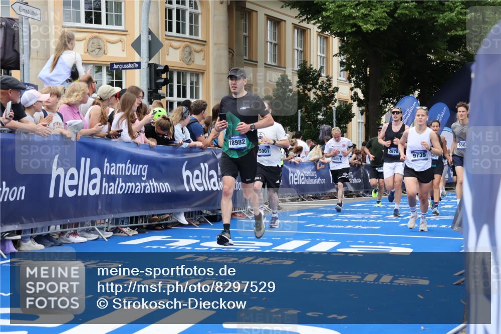 29.06.2025 - hella hamburg halbmarathon Strokosch-Dieckow http://msf.ph/oto/8297529 29.06.2025 10:52:34 Ziel 2346, 2670, 3715, 3952, 5116, 6561, 6562, 7178, 7232, 7475, 9145, 9739, 9869, 10115, 11459, 11689, 11791, 12450, 13051, 13301, 14122, 14561, 15001, 15980, 18982 meine-sportfotos.de