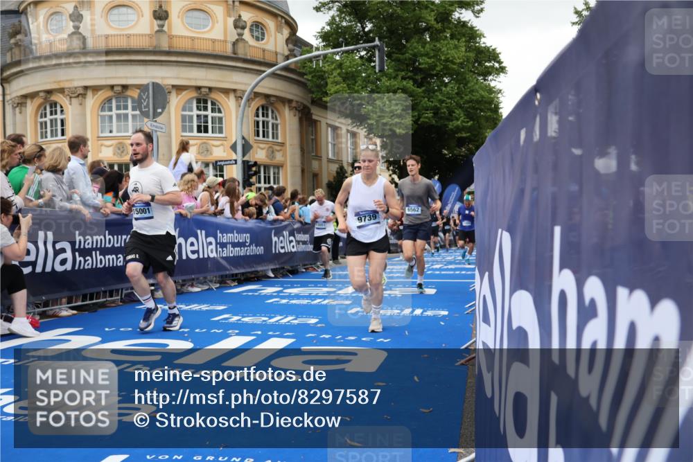 29.06.2025 - hella hamburg halbmarathon Strokosch-Dieckow http://msf.ph/oto/8297587 29.06.2025 10:52:36 Ziel 2287, 2346, 2670, 3952, 3999, 5116, 6561, 6562, 7232, 7475, 9739, 9869, 10115, 11459, 11689, 12450, 12482, 13051, 13301, 14122, 15001, 15980, 16467, 18982 meine-sportfotos.de