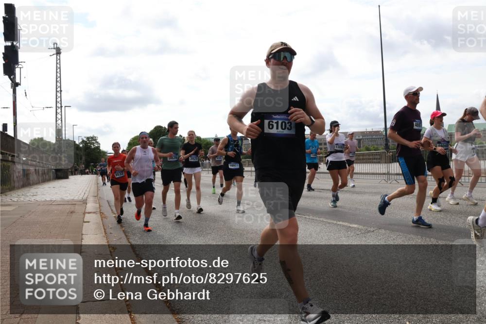 29.06.2025 - hella hamburg halbmarathon Lena Gebhardt http://msf.ph/oto/8297625 29.06.2025 10:21:38 Lombardsbrücke 5826, 3825, 9532, 10921, 6103, 150, 13093, 4697, 16045, 1028, 1072, 1158, 1191, 1250, 1401, 1668, 1958, 2172, 2271, 2315, 2353, 2529, 2635, 2815, 2956, 2986, 3122, 3606, 3770, 3817, 3825, 3826, 3995, 4046, 4289, 4375, 4376, 4697, 4786, 5122, 5373, 5395, 5412, 5493, 5759, 5957, 6086, 6103, 6475, 6676, 6805, 6844, 7075, 7375, 7522, 7553, 7612, 7672, 7781, 8095, 8286, 8715, 8844, 8896, 8959, 9002, 9062, 9100, 9369, 9483, 9499, 9501, 9532, 9624, 10374, 10874, 11698 meine-sportfotos.de