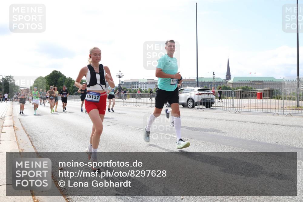 29.06.2025 - hella hamburg halbmarathon Lena Gebhardt http://msf.ph/oto/8297628 29.06.2025 10:12:04 Lombardsbrücke 1062, 1328, 1531, 1790, 1992, 2661, 3363, 3746, 4227, 5176, 5379, 5605, 6871, 7474, 7571, 9191, 9253, 9405, 9428, 9705, 10042, 10409, 10428, 11507, 11509, 11525, 11537, 11581, 11917, 12473, 13171, 13177, 13203, 13542, 13958, 14060, 14196, 14313, 14384, 14863, 15137, 15945, 16379, 16976, 17080, 17638, 17774, 17866, 18261, 18278, 18395, 18429, 18655 meine-sportfotos.de