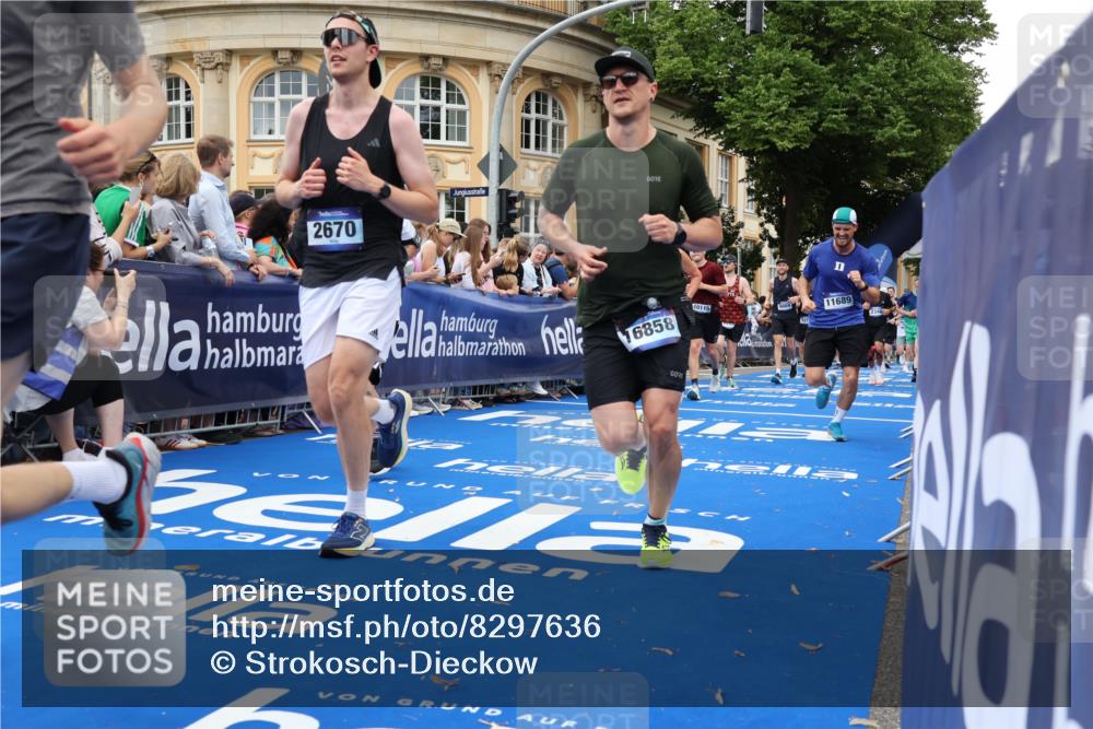 29.06.2025 - hella hamburg halbmarathon Strokosch-Dieckow http://msf.ph/oto/8297636 29.06.2025 10:52:38 Ziel 2287, 2346, 2670, 3952, 3999, 5116, 5194, 6561, 6562, 7475, 9739, 9869, 10115, 11459, 11689, 12450, 12482, 13051, 13301, 14122, 14805, 15001, 16467, 18331, 18982, 19244 meine-sportfotos.de