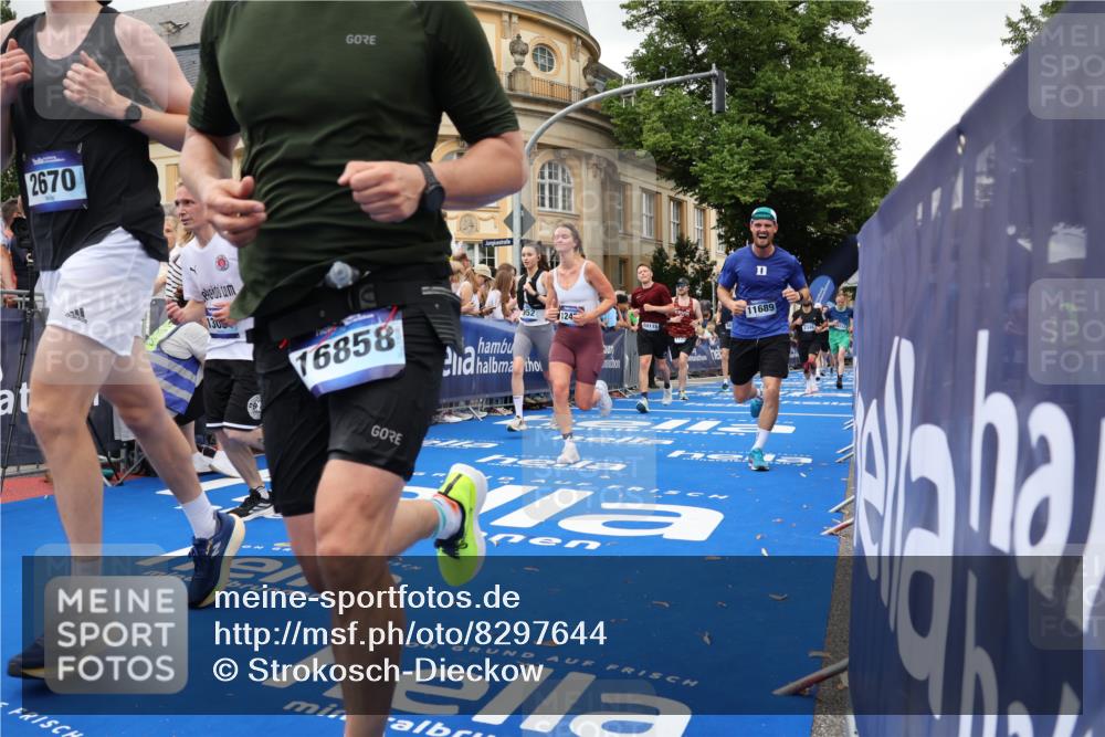29.06.2025 - hella hamburg halbmarathon Strokosch-Dieckow http://msf.ph/oto/8297644 29.06.2025 10:52:39 Ziel 2287, 2346, 2670, 3952, 3999, 5116, 5169, 5194, 6561, 6562, 7475, 8172, 9739, 9869, 10115, 11459, 11689, 12450, 12482, 13051, 13301, 14122, 14805, 15001, 16467, 17198, 18331, 18982, 19244 meine-sportfotos.de
