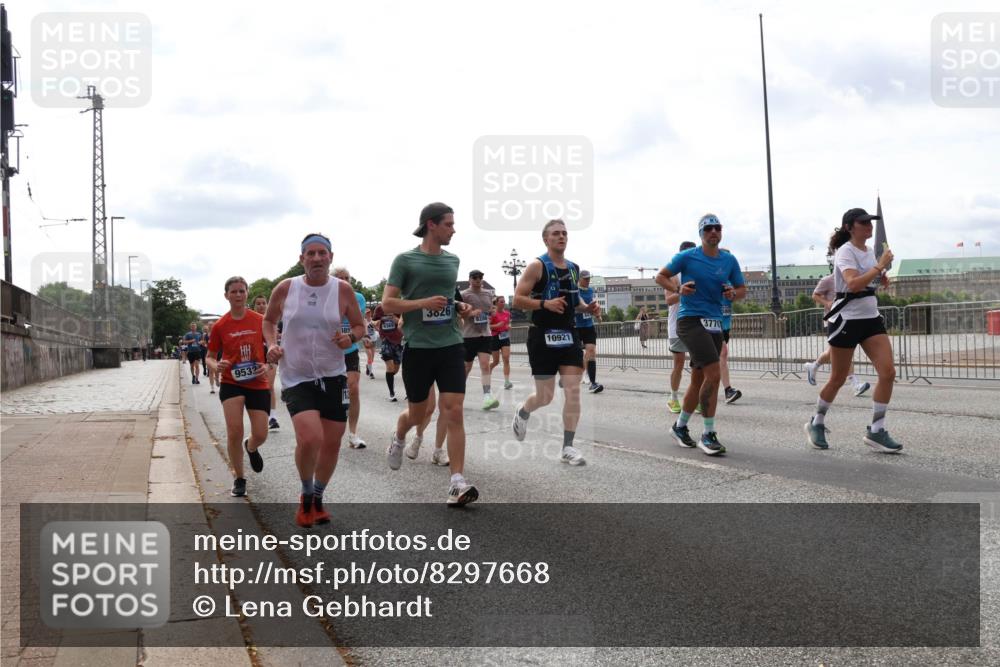 29.06.2025 - hella hamburg halbmarathon Lena Gebhardt http://msf.ph/oto/8297668 29.06.2025 10:21:39 Lombardsbrücke 385, 9532, 3826, 10921, 54, 3770, 1028, 1072, 1158, 1191, 1250, 1401, 1668, 1958, 2172, 2271, 2315, 2353, 2529, 2635, 2815, 2956, 3122, 3606, 3770, 3817, 3825, 3826, 3995, 4046, 4289, 4375, 4376, 4697, 4786, 5122, 5373, 5395, 5412, 5493, 5641, 5759, 5957, 6086, 6103, 6475, 6676, 6805, 6844, 7075, 7162, 7375, 7522, 7553, 7612, 7672, 7781, 8095, 8286, 8715, 8844, 8896, 8959, 9002, 9062, 9100, 9369, 9483, 9499, 9501, 9532, 9624, 10374, 10874 meine-sportfotos.de