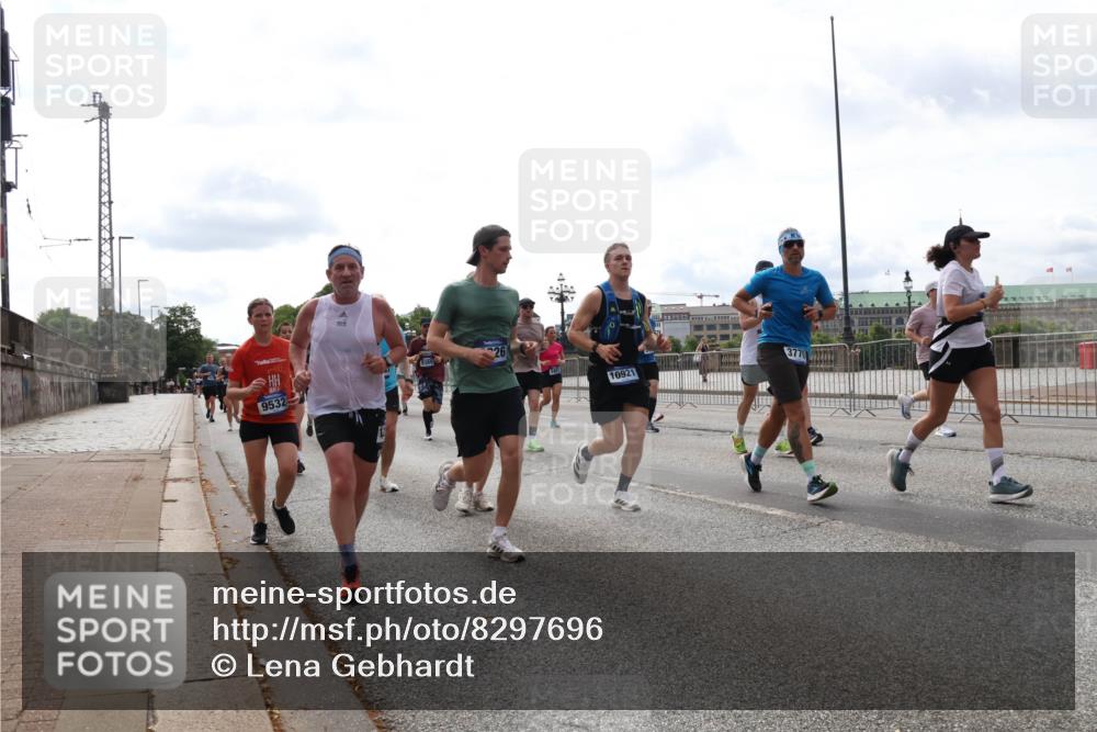 29.06.2025 - hella hamburg halbmarathon Lena Gebhardt http://msf.ph/oto/8297696 29.06.2025 10:21:39 Lombardsbrücke 26, 9532, 10921, 3770, 1028, 1072, 1158, 1191, 1250, 1401, 1668, 1958, 2172, 2271, 2315, 2353, 2529, 2635, 2815, 2956, 3122, 3606, 3770, 3817, 3825, 3826, 3995, 4046, 4289, 4375, 4376, 4697, 4786, 5122, 5373, 5395, 5412, 5493, 5641, 5759, 5957, 6086, 6103, 6475, 6676, 6805, 6844, 7075, 7162, 7375, 7522, 7553, 7612, 7672, 7781, 8095, 8286, 8715, 8844, 8896, 8959, 9002, 9062, 9100, 9369, 9483, 9499, 9501, 9532, 9624, 10374, 10874 meine-sportfotos.de