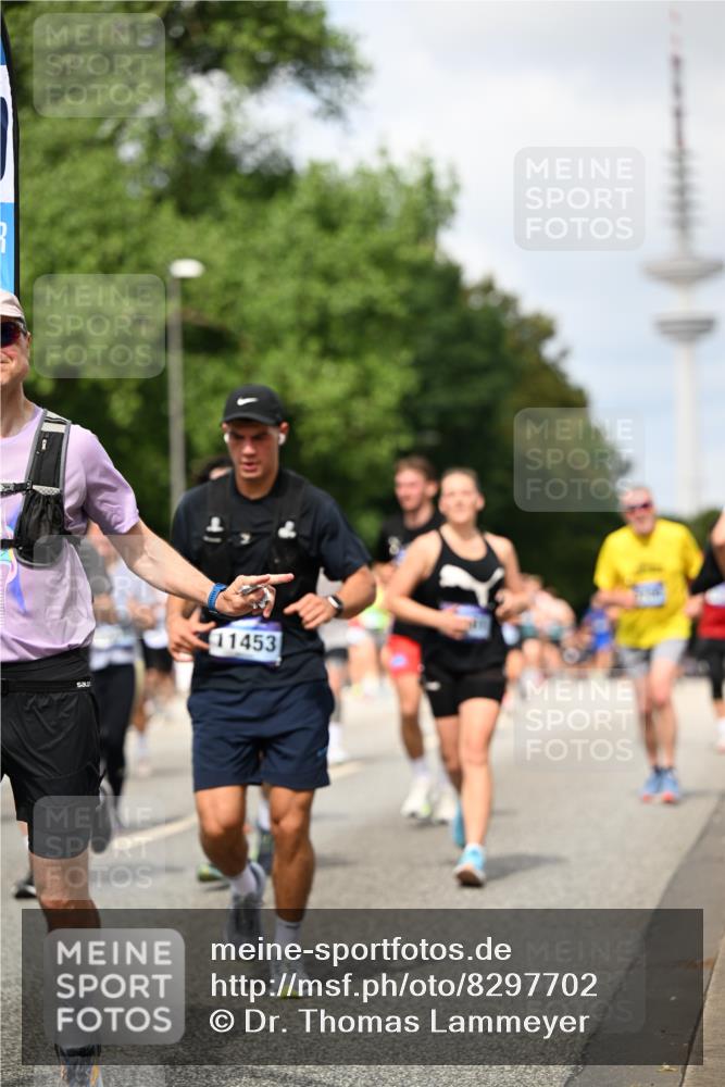 29.06.2025 - hella hamburg halbmarathon Dr. Thomas Lammeyer http://msf.ph/oto/8297702 29.06.2025 10:37:46 Kennedybrücke 1189, 1275, 1896, 1995, 2085, 2342, 2526, 2776, 3812, 4164, 4361, 4433, 4449, 4807, 5075, 5141, 5180, 5557, 5561, 5584, 5821, 5822, 5887, 6773, 6956, 6999, 7308, 7309, 7633, 7705, 8157, 8375, 8377, 8383, 8620, 8891, 9234, 9258, 9438, 9591, 9706, 9799, 9995, 10800, 11092, 11111, 11237, 11260 meine-sportfotos.de