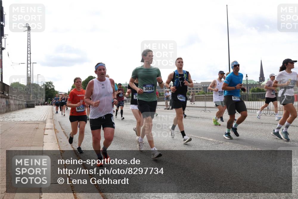 29.06.2025 - hella hamburg halbmarathon Lena Gebhardt http://msf.ph/oto/8297734 29.06.2025 10:21:39 Lombardsbrücke 9532, 3826, 3, 10921, 1540, 3770, 13093, 1028, 1072, 1158, 1191, 1250, 1401, 1668, 1958, 2172, 2271, 2315, 2353, 2529, 2635, 2815, 2956, 3122, 3606, 3770, 3817, 3825, 3826, 3995, 4046, 4289, 4375, 4376, 4697, 4786, 5122, 5373, 5395, 5412, 5493, 5641, 5759, 5957, 6086, 6103, 6475, 6676, 6805, 6844, 7075, 7162, 7375, 7522, 7553, 7612, 7672, 7781, 8095, 8286, 8715, 8844, 8896, 8959, 9002, 9062, 9100, 9369, 9483, 9499, 9501, 9532, 9624, 10374, 10874 meine-sportfotos.de