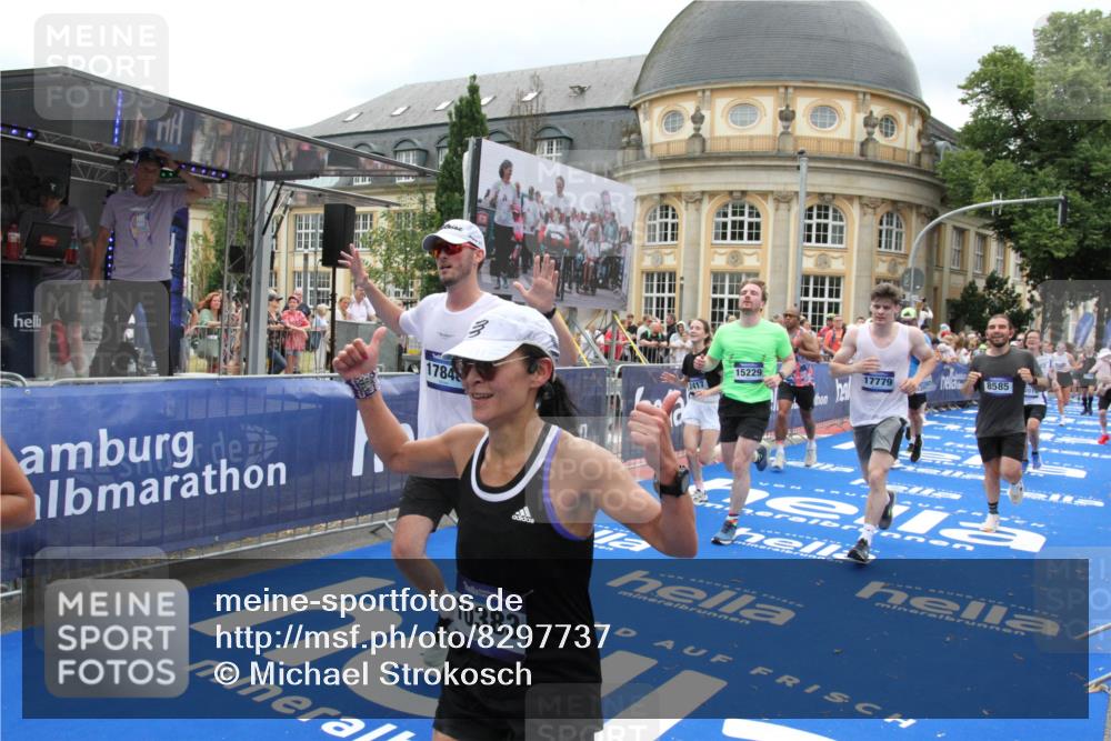 29.06.2025 - hella hamburg halbmarathon Michael Strokosch http://msf.ph/oto/8297737 29.06.2025 10:57:22 Ziel 2417, 2676, 4940, 5926, 6272, 8585, 9450, 9577, 9934, 10383, 11590, 12014, 12590, 13664, 15229, 15664, 16625, 17660, 17779, 17848, 17993 meine-sportfotos.de