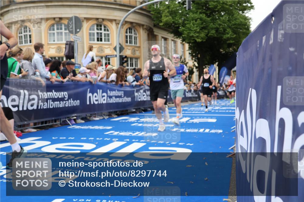29.06.2025 - hella hamburg halbmarathon Strokosch-Dieckow http://msf.ph/oto/8297744 29.06.2025 10:52:43 Ziel 1657, 2287, 2346, 2444, 2670, 2814, 2910, 3952, 3999, 5077, 5116, 5169, 5194, 7475, 8172, 9065, 9163, 9869, 10115, 10811, 11217, 11459, 11689, 11992, 12450, 12482, 13051, 14122, 14198, 14286, 14805, 16467, 17198, 18331, 19244 meine-sportfotos.de