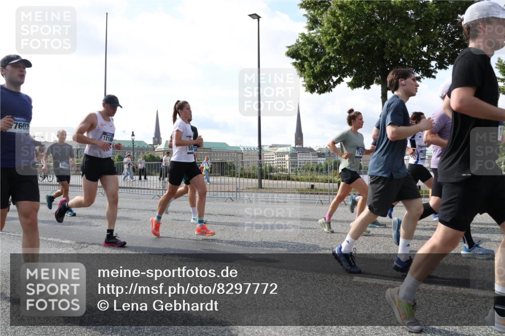 29.06.2025 - hella hamburg halbmarathon Lena Gebhardt http://msf.ph/oto/8297772 29.06.2025 09:59:21 Lombardsbrücke 7603, 12186, 7129, 120, 589, 1319, 1334, 1366, 1485, 1506, 1595, 1642, 1715, 1719, 1972, 2282, 2391, 2432, 2630, 2741, 2911, 3037, 3112, 3334, 3668, 3715, 4426, 4467, 4837, 4839, 5299, 5391, 5420, 5457, 5458, 5465, 5492, 5866, 6390, 6399, 6414, 6415, 6416, 6629, 7033, 7037, 7129, 7130, 7232, 7395, 7833, 7864, 8509, 8520, 8542, 8652, 8772, 8798, 8846, 8929, 9142, 9488, 9655, 9727, 9884, 9903, 9907, 9922, 9984, 10020, 10266, 10488, 11039 meine-sportfotos.de