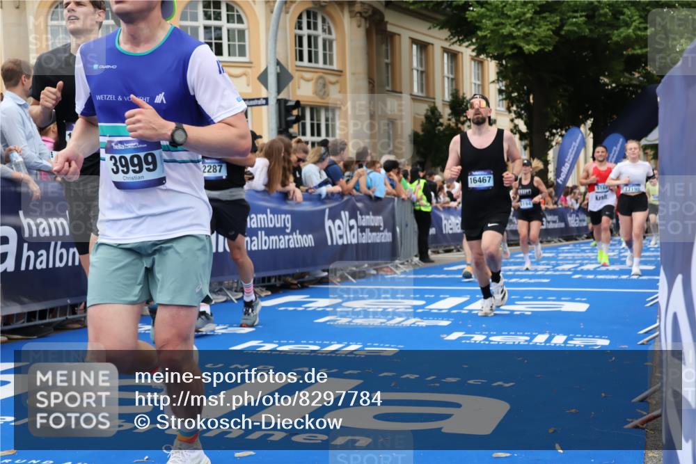 29.06.2025 - hella hamburg halbmarathon Strokosch-Dieckow http://msf.ph/oto/8297784 29.06.2025 10:52:45 Ziel 1257, 1258, 1657, 2287, 2346, 2444, 2814, 2910, 3999, 4557, 4558, 5077, 5116, 5169, 5194, 7475, 8172, 8720, 8955, 9065, 9163, 9869, 10115, 10811, 11217, 11459, 11992, 12482, 14122, 14198, 14286, 14805, 16467, 17198, 18331, 19244 meine-sportfotos.de