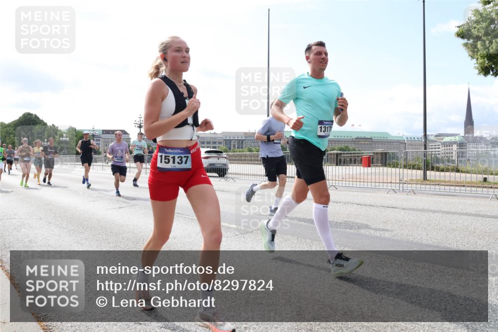 29.06.2025 - hella hamburg halbmarathon Lena Gebhardt http://msf.ph/oto/8297824 29.06.2025 10:12:05 Lombardsbrücke 1062, 1328, 1531, 1790, 1850, 1992, 2661, 3363, 3746, 4227, 5176, 5379, 5605, 6871, 7474, 7571, 9191, 9253, 9405, 9428, 9705, 10042, 10409, 10428, 10685, 11507, 11509, 11525, 11537, 11581, 11917, 12473, 13171, 13177, 13203, 13542, 13958, 14060, 14196, 14313, 14384, 14863, 15137, 15945, 16379, 16976, 17080, 17638, 17774, 17866, 18261, 18278, 18395, 18429, 18655 meine-sportfotos.de