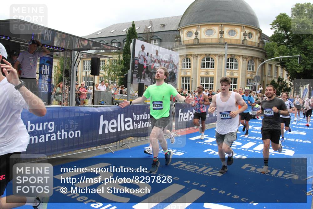 29.06.2025 - hella hamburg halbmarathon Michael Strokosch http://msf.ph/oto/8297826 29.06.2025 10:57:23 Ziel 2417, 2676, 5926, 6272, 8585, 9450, 9577, 9934, 10383, 11590, 12014, 12590, 13664, 15229, 16625, 16830, 17160, 17779, 17848 meine-sportfotos.de