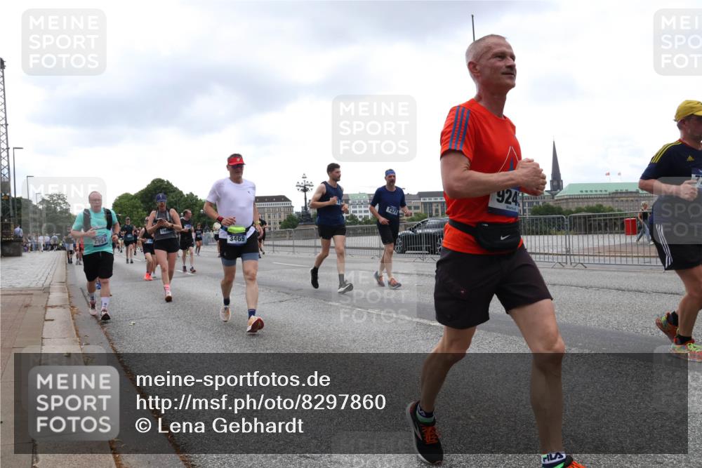 29.06.2025 - hella hamburg halbmarathon Lena Gebhardt http://msf.ph/oto/8297860 29.06.2025 10:46:50 Lombardsbrücke 1073, 1185, 1286, 1363, 1371, 1375, 1593, 1607, 1608, 1720, 1837, 1961, 1999, 2162, 2211, 2320, 2327, 2500, 2555, 2556, 2665, 2697, 2981, 3277, 3406, 3407, 3469, 3734, 3823, 4202, 4239, 4296, 4342, 4355, 4448, 4604, 5111, 5114, 5700, 5796, 5953, 6124, 6161, 6485, 6496, 6740, 7073, 7303, 7412, 7767, 7827, 8477, 8486, 8551, 8553, 8684, 8700, 8967, 9691, 10153, 10230, 13969, 14261, 15852, 16882, 16987 meine-sportfotos.de