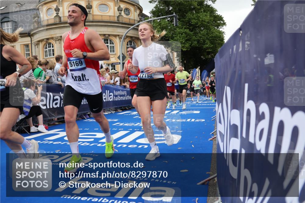 29.06.2025 - hella hamburg halbmarathon Strokosch-Dieckow http://msf.ph/oto/8297870 29.06.2025 10:52:49 Ziel 1257, 1258, 1657, 2099, 2287, 2444, 2814, 2910, 3999, 4557, 4558, 4770, 5077, 5169, 5194, 5907, 8139, 8172, 8720, 8955, 9065, 9163, 10724, 10811, 11217, 11992, 12482, 14198, 14286, 14805, 16467, 17198, 18331, 19244 meine-sportfotos.de