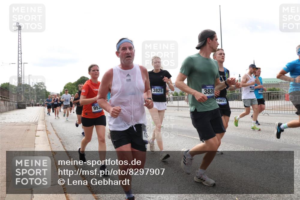 29.06.2025 - hella hamburg halbmarathon Lena Gebhardt http://msf.ph/oto/8297907 29.06.2025 10:21:40 Lombardsbrücke 953, 3825, 3826, 10921, 1540, 1588, 1028, 1072, 1158, 1191, 1250, 1401, 1668, 1958, 2172, 2271, 2315, 2353, 2529, 2635, 2815, 3122, 3606, 3770, 3817, 3825, 3826, 3995, 4046, 4289, 4375, 4376, 4697, 4786, 5122, 5373, 5395, 5412, 5493, 5641, 5759, 5957, 6086, 6103, 6475, 6676, 6805, 6844, 7075, 7162, 7375, 7522, 7553, 7612, 7672, 7781, 8095, 8286, 8715, 8844, 8896, 8959, 9002, 9062, 9100, 9369, 9483, 9499, 9501, 9532, 9624, 10374, 10874 meine-sportfotos.de