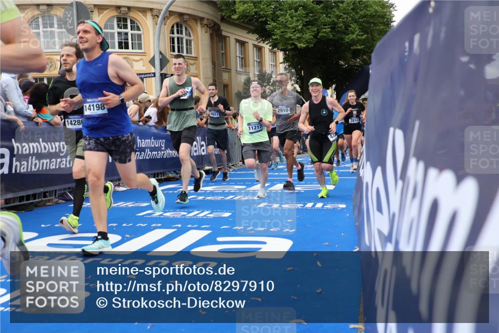 29.06.2025 - hella hamburg halbmarathon Strokosch-Dieckow http://msf.ph/oto/8297910 29.06.2025 10:52:51 Ziel 1257, 1258, 1657, 2099, 2444, 2814, 2910, 4557, 4558, 4770, 5077, 5169, 5194, 5907, 8139, 8172, 8720, 8955, 9065, 9163, 10724, 10811, 11217, 11992, 12519, 14198, 14286, 14791, 14805, 15430, 17198, 18331, 18720, 19244 meine-sportfotos.de