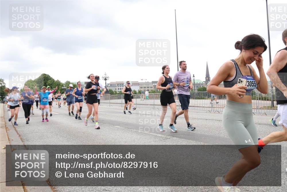 29.06.2025 - hella hamburg halbmarathon Lena Gebhardt http://msf.ph/oto/8297916 29.06.2025 10:56:15 Lombardsbrücke 8005, 1909, 4836, 8533, 4281, 83055, 1047, 1113, 1738, 1909, 2095, 2793, 2915, 3257, 3268, 3675, 3676, 3953, 3987, 4083, 4265, 4354, 4470, 4473, 4836, 4896, 5237, 5306, 5580, 5693, 5757, 5994, 6055, 6056, 6113, 6494, 6594, 6690, 6968, 7025, 7028, 7090, 7307, 7516, 7616, 7711, 7969, 8005, 8108, 8110, 8305, 8517, 8532, 8533, 8606, 8766, 9383, 9435, 9606, 9838, 9861, 9865, 9948, 9953, 10449, 10555, 10569, 10640, 10740, 10784, 10987, 11903, 11962, 11963 meine-sportfotos.de