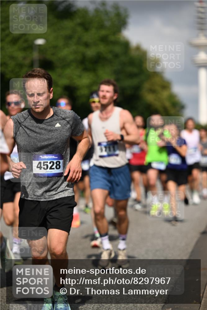 29.06.2025 - hella hamburg halbmarathon Dr. Thomas Lammeyer http://msf.ph/oto/8297967 29.06.2025 09:53:45 Kennedybrücke 1615, 1675, 1688, 1803, 1882, 2415, 2568, 2826, 3332, 3530, 4398, 4528, 4823, 5409, 5436, 5745, 5791, 5803, 6458, 6529, 6649, 6682, 7495, 7774, 8450, 8629, 8925, 9017, 9116, 9294, 9302, 9711, 9979, 10218, 10894, 10922, 11379 meine-sportfotos.de