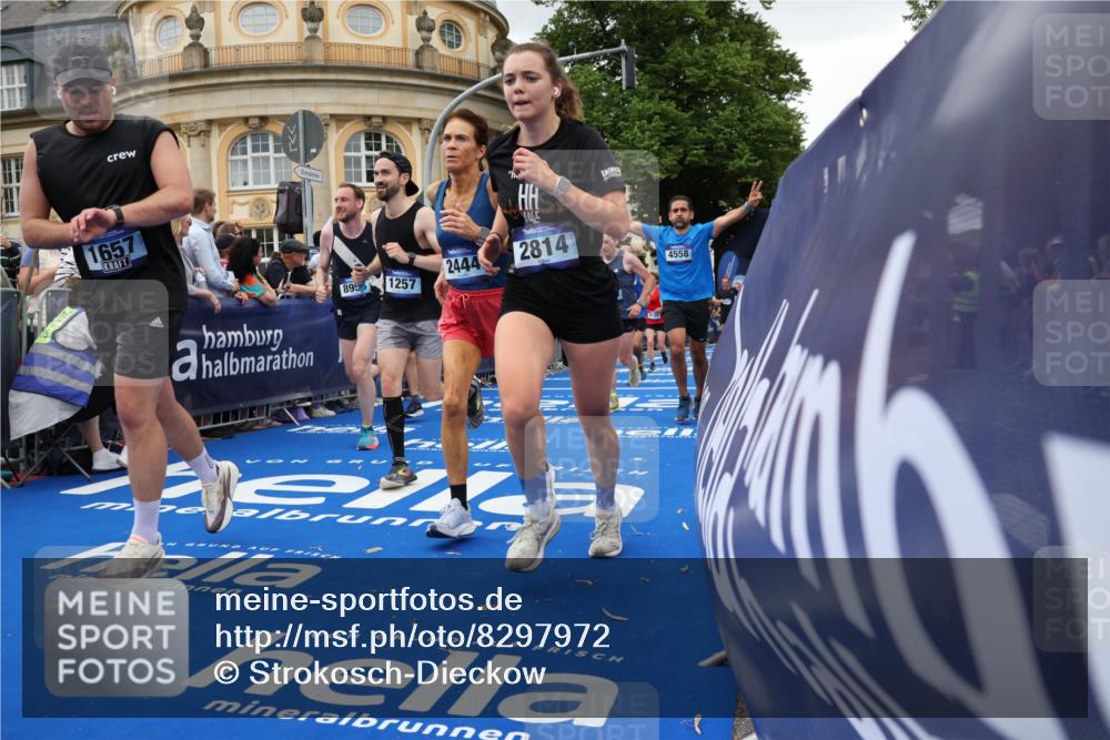 29.06.2025 - hella hamburg halbmarathon Strokosch-Dieckow http://msf.ph/oto/8297972 29.06.2025 10:52:53 Ziel 1257, 1258, 1657, 2099, 2444, 2814, 2910, 4557, 4558, 4770, 5077, 5169, 5907, 7509, 8139, 8172, 8720, 8955, 9065, 9163, 10724, 10811, 11217, 11992, 12367, 12519, 12910, 14198, 14286, 14791, 15430, 17198, 18590, 18720 meine-sportfotos.de