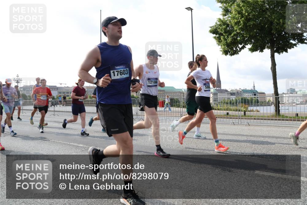 29.06.2025 - hella hamburg halbmarathon Lena Gebhardt http://msf.ph/oto/8298079 29.06.2025 09:59:21 Lombardsbrücke 18599, 13912, 17603, 12186, 586, 1319, 1334, 1366, 1485, 1506, 1595, 1642, 1715, 1719, 1972, 2282, 2391, 2432, 2630, 2741, 2911, 3037, 3112, 3334, 3668, 3715, 4426, 4467, 4837, 4839, 5299, 5391, 5420, 5457, 5458, 5465, 5492, 5866, 6390, 6399, 6414, 6415, 6416, 6629, 7033, 7037, 7129, 7130, 7232, 7395, 7833, 7864, 8509, 8520, 8542, 8652, 8772, 8798, 8846, 8929, 9142, 9488, 9655, 9727, 9884, 9903, 9907, 9922, 9984, 10020, 10266, 10488, 11039 meine-sportfotos.de