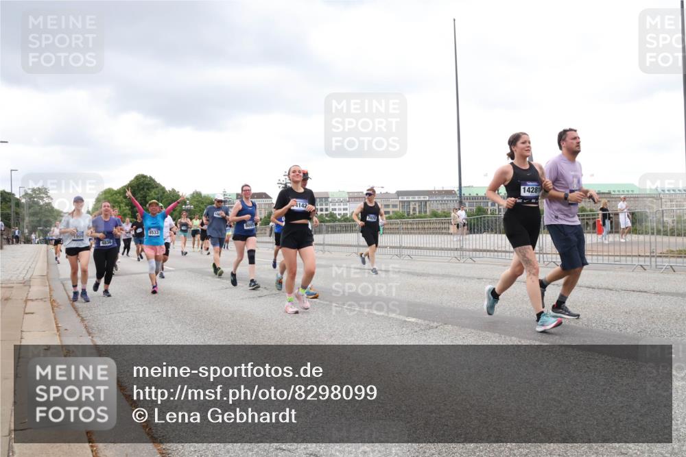 29.06.2025 - hella hamburg halbmarathon Lena Gebhardt http://msf.ph/oto/8298099 29.06.2025 10:56:15 Lombardsbrücke 8005, 1909, 8533, 4836, 142, 7028, 14281, 1047, 1113, 1738, 1909, 2095, 2793, 2915, 3257, 3268, 3675, 3676, 3953, 3987, 4083, 4265, 4354, 4470, 4473, 4836, 4896, 5237, 5306, 5580, 5693, 5757, 5994, 6055, 6056, 6113, 6494, 6594, 6690, 6968, 7025, 7028, 7090, 7307, 7516, 7616, 7711, 7969, 8005, 8108, 8110, 8305, 8517, 8532, 8533, 8606, 8766, 9383, 9435, 9606, 9838, 9861, 9865, 9948, 9953, 10449, 10555, 10569, 10640, 10740, 10784, 10987, 11903, 11962, 11963 meine-sportfotos.de