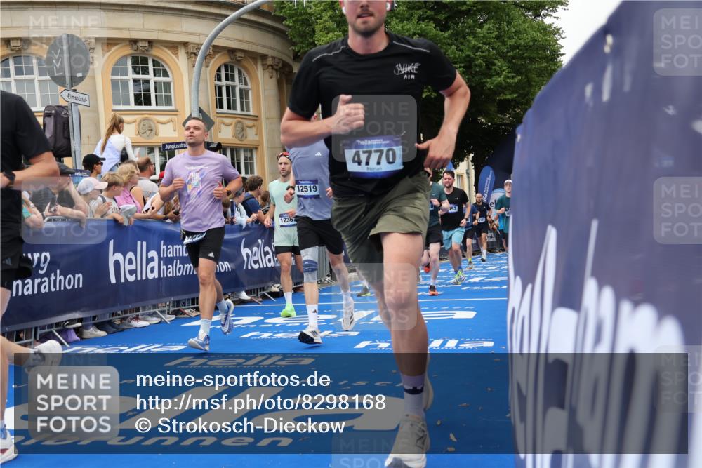 29.06.2025 - hella hamburg halbmarathon Strokosch-Dieckow http://msf.ph/oto/8298168 29.06.2025 10:52:59 Ziel 1258, 2099, 2208, 3059, 3258, 3334, 4121, 4557, 4558, 4770, 5907, 7509, 7864, 8139, 8587, 8720, 9093, 9537, 10724, 12155, 12367, 12519, 12910, 14323, 14791, 15430, 18590, 18720, 19208 meine-sportfotos.de