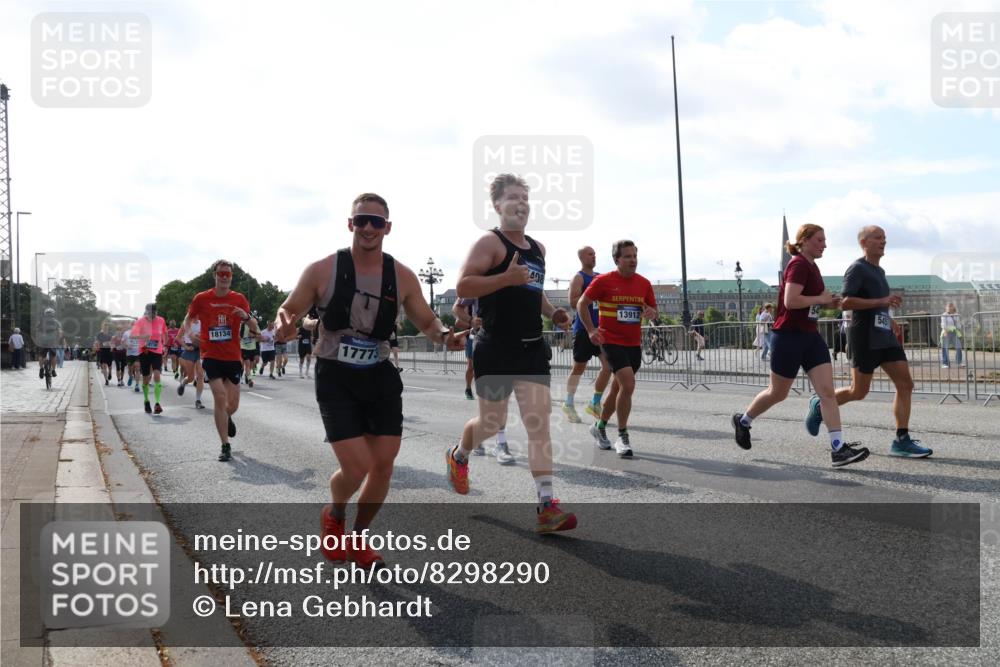 29.06.2025 - hella hamburg halbmarathon Lena Gebhardt http://msf.ph/oto/8298290 29.06.2025 09:59:22 Lombardsbrücke 18730, 18134, 17773, 408, 54, 13912, 5451, 1319, 1334, 1366, 1485, 1506, 1595, 1642, 1715, 1719, 1972, 2282, 2391, 2432, 2630, 2741, 2911, 3037, 3112, 3668, 3715, 4426, 4467, 4837, 4839, 5299, 5391, 5420, 5457, 5458, 5465, 5492, 5866, 6390, 6399, 6414, 6415, 6416, 6629, 7033, 7037, 7129, 7130, 7232, 7395, 7833, 7864, 8509, 8520, 8542, 8652, 8772, 8798, 8846, 8929, 9142, 9488, 9655, 9884, 9903, 9907, 9922, 9984, 10020, 10266, 10488, 11039 meine-sportfotos.de