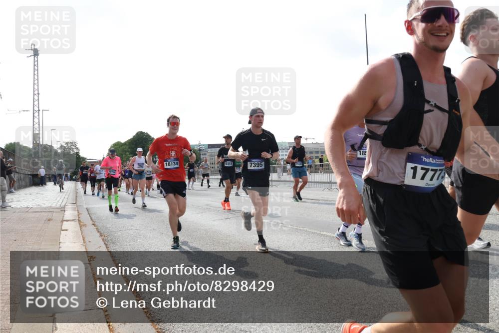 29.06.2025 - hella hamburg halbmarathon Lena Gebhardt http://msf.ph/oto/8298429 29.06.2025 09:59:22 Lombardsbrücke 18134, 6416, 7395, 15686, 185, 1777, 1319, 1334, 1366, 1485, 1506, 1595, 1642, 1715, 1719, 1972, 2282, 2391, 2432, 2630, 2741, 2911, 3037, 3112, 3668, 3715, 4426, 4467, 4837, 4839, 5299, 5391, 5420, 5457, 5458, 5465, 5492, 5866, 6390, 6399, 6414, 6415, 6416, 6629, 7033, 7037, 7129, 7130, 7232, 7395, 7833, 7864, 8509, 8520, 8542, 8652, 8772, 8798, 8846, 8929, 9142, 9488, 9655, 9884, 9903, 9907, 9922, 9984, 10020, 10266, 10488, 11039 meine-sportfotos.de