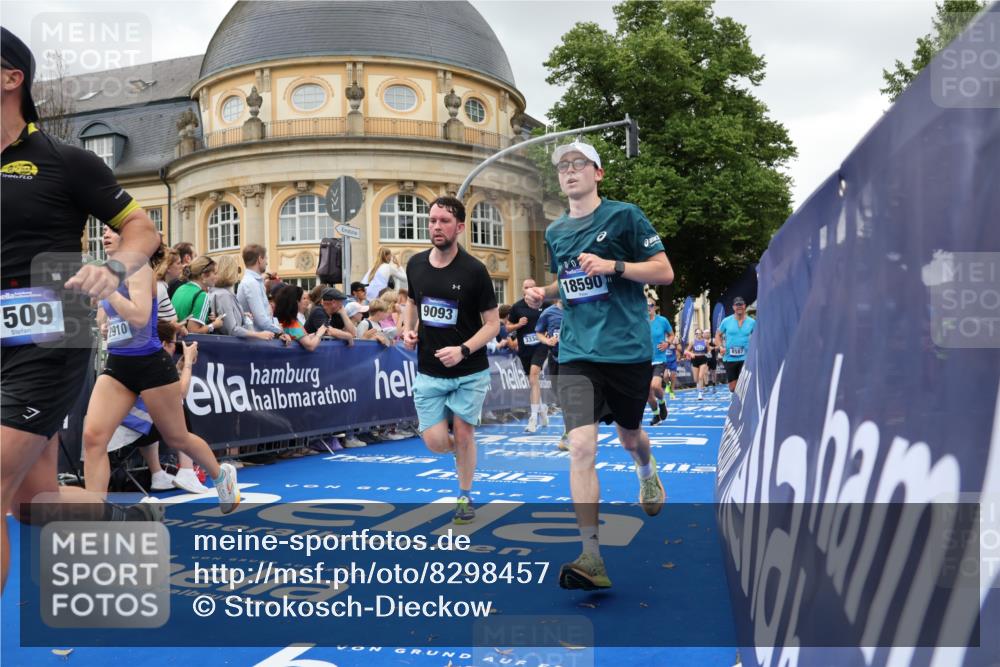 29.06.2025 - hella hamburg halbmarathon Strokosch-Dieckow http://msf.ph/oto/8298457 29.06.2025 10:53:02 Ziel 2111, 2208, 3059, 3258, 3334, 4121, 4770, 5907, 7509, 7864, 8587, 9093, 9537, 12155, 12367, 12519, 12910, 14323, 14791, 15430, 18590, 18720, 19208 meine-sportfotos.de