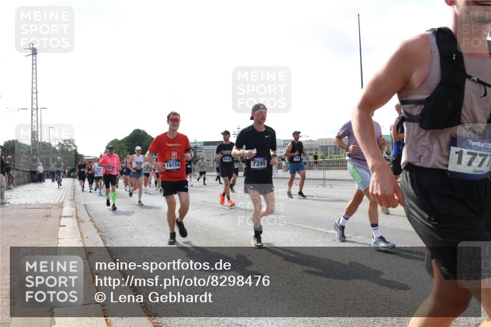 29.06.2025 - hella hamburg halbmarathon Lena Gebhardt http://msf.ph/oto/8298476 29.06.2025 09:59:22 Lombardsbrücke 9922, 18134, 18730, 6416, 7395, 1777, 1319, 1334, 1366, 1485, 1506, 1595, 1642, 1715, 1719, 1972, 2282, 2391, 2432, 2630, 2741, 2911, 3037, 3112, 3668, 3715, 4426, 4467, 4837, 4839, 5299, 5391, 5420, 5457, 5458, 5465, 5492, 5866, 6390, 6399, 6414, 6415, 6416, 6629, 7033, 7037, 7129, 7130, 7232, 7395, 7833, 7864, 8509, 8520, 8542, 8652, 8772, 8798, 8846, 8929, 9142, 9488, 9655, 9884, 9903, 9907, 9922, 9984, 10020, 10266, 10488, 11039 meine-sportfotos.de