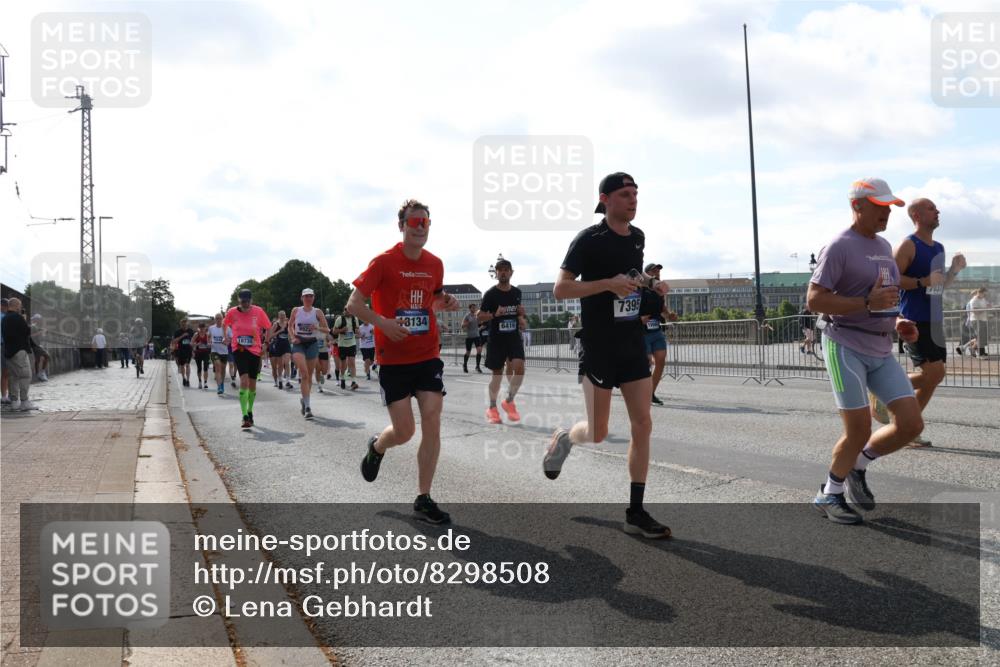 29.06.2025 - hella hamburg halbmarathon Lena Gebhardt http://msf.ph/oto/8298508 29.06.2025 09:59:23 Lombardsbrücke 3134, 7395, 6416, 7037, 1319, 1334, 1366, 1485, 1506, 1595, 1642, 1715, 1719, 1972, 2282, 2391, 2432, 2630, 2741, 2911, 3037, 3112, 3279, 3668, 3715, 4426, 4467, 4837, 4839, 5299, 5391, 5420, 5457, 5458, 5465, 5492, 5866, 6390, 6399, 6414, 6415, 6416, 6629, 7033, 7037, 7129, 7130, 7232, 7395, 7833, 7864, 8509, 8520, 8542, 8652, 8772, 8798, 8846, 8929, 9142, 9488, 9655, 9884, 9903, 9907, 9922, 9984, 10020, 10266, 10488, 11039 meine-sportfotos.de