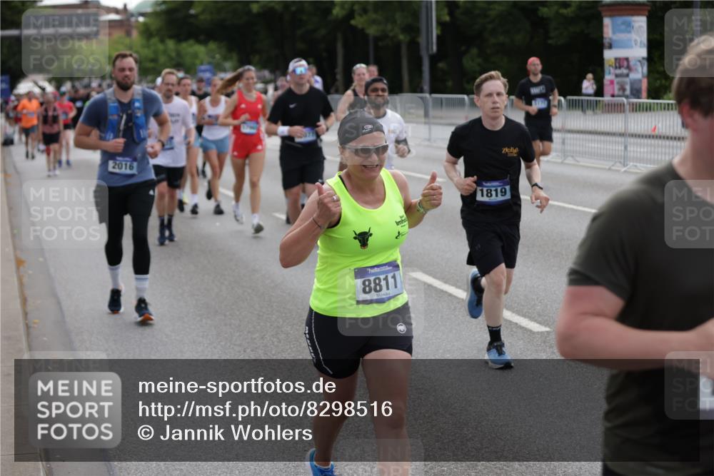29.06.2025 - hella hamburg halbmarathon Jannik Wohlers http://msf.ph/oto/8298516 29.06.2025 10:36:56 Lombardsbrücke 1022, 1276, 1337, 1597, 1819, 2016, 2031, 2072, 2104, 2272, 2480, 2486, 4097, 4347, 4733, 5146, 5171, 5186, 5560, 5790, 5940, 6584, 7085, 7235, 7544, 7707, 7777, 7823, 8811, 8843, 9524, 10762, 10798, 11980, 12103, 12762, 12935, 13077, 13783, 14130, 14202, 14282, 14343, 14915, 15084, 16192, 16303, 16782, 16831, 16837, 17305, 17307, 17388, 17687, 17688, 17794, 17965, 18578, 18710, 18903 meine-sportfotos.de