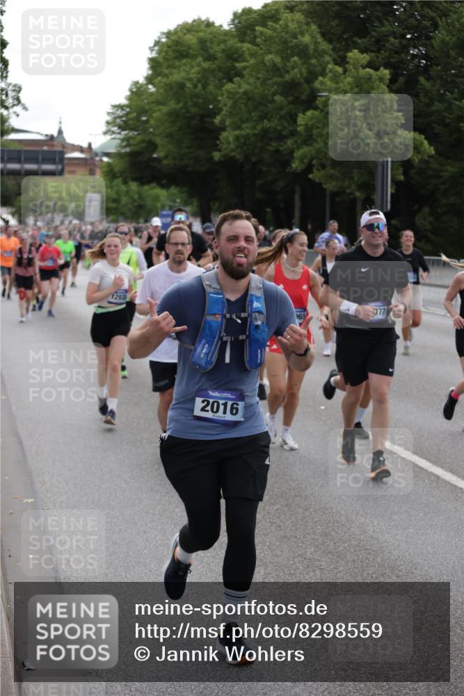 29.06.2025 - hella hamburg halbmarathon Jannik Wohlers http://msf.ph/oto/8298559 29.06.2025 10:36:58 Lombardsbrücke 1022, 1276, 1337, 1597, 1819, 2016, 2031, 2272, 2480, 2486, 2640, 4097, 4347, 4733, 5146, 5171, 5186, 5560, 5790, 5940, 6821, 6955, 7085, 7235, 7544, 7707, 7777, 7823, 8811, 8843, 9524, 10476, 10762, 10798, 11980, 12103, 12762, 12935, 13077, 13783, 14130, 14282, 14343, 14657, 14915, 15084, 16192, 16303, 16831, 16837, 17305, 17307, 17355, 17388, 17687, 17688, 17794, 17965, 18578, 18710, 18903 meine-sportfotos.de
