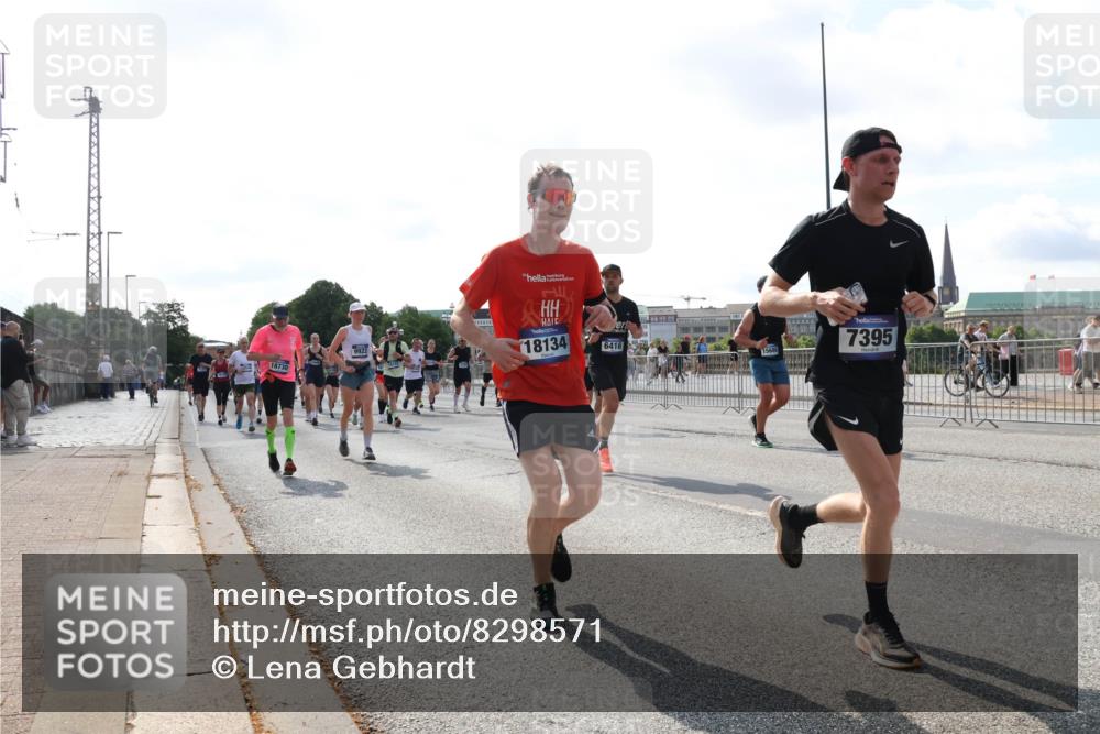 29.06.2025 - hella hamburg halbmarathon Lena Gebhardt http://msf.ph/oto/8298571 29.06.2025 09:59:23 Lombardsbrücke 9922, 18730, 18134, 6416, 15686, 7395, 1319, 1334, 1366, 1485, 1506, 1595, 1642, 1715, 1719, 1972, 2282, 2391, 2432, 2630, 2741, 2911, 3037, 3112, 3279, 3668, 3715, 4426, 4467, 4837, 4839, 5299, 5391, 5420, 5457, 5458, 5465, 5492, 5866, 6390, 6399, 6414, 6415, 6416, 6629, 7033, 7037, 7129, 7130, 7232, 7395, 7833, 7864, 8509, 8520, 8542, 8652, 8772, 8798, 8846, 8929, 9142, 9488, 9655, 9884, 9903, 9907, 9922, 9984, 10020, 10266, 10488, 11039 meine-sportfotos.de