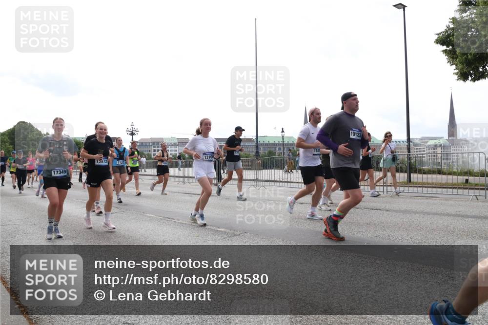 29.06.2025 - hella hamburg halbmarathon Lena Gebhardt http://msf.ph/oto/8298580 29.06.2025 10:36:53 Lombardsbrücke 15972, 2124, 17349, 13106, 1848, 10123, 1118, 1224, 1253, 1339, 1488, 1490, 1948, 1952, 1954, 2031, 2072, 2104, 2124, 2552, 2588, 3127, 3165, 3428, 3714, 3873, 3895, 4084, 4618, 4762, 4996, 5224, 5538, 5640, 5747, 5786, 5789, 6156, 6172, 6190, 6359, 6584, 6667, 6804, 7202, 7632, 7773, 8007, 8257, 8258, 8315, 8499, 8530, 8758, 8936, 8937, 8945, 9054, 9055, 9115, 9295, 9500, 9694, 13265, 15077, 17156, 17807, 18152, 18488 meine-sportfotos.de
