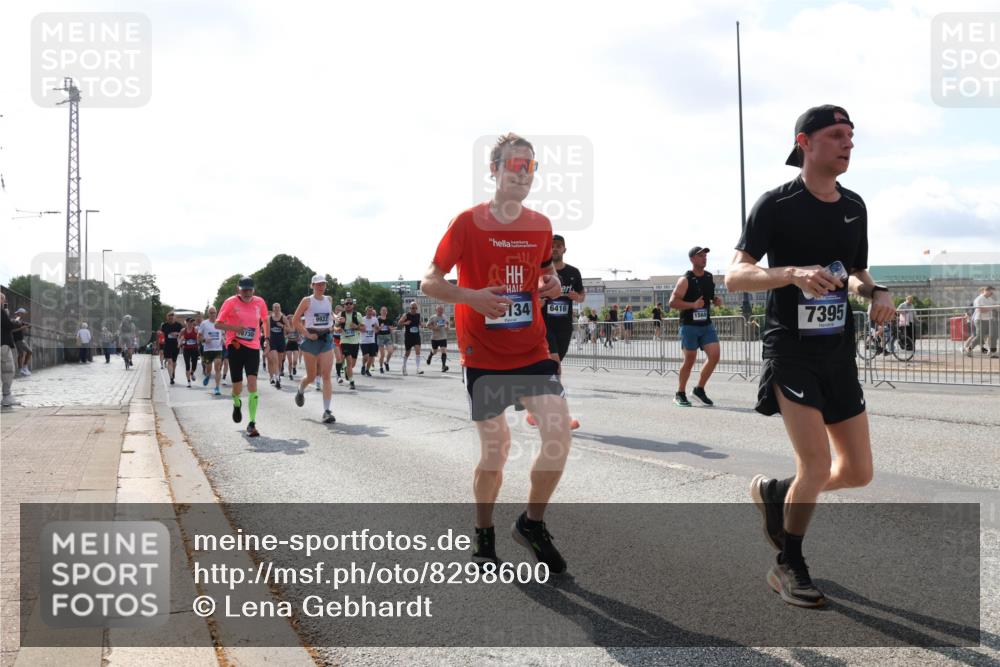29.06.2025 - hella hamburg halbmarathon Lena Gebhardt http://msf.ph/oto/8298600 29.06.2025 09:59:23 Lombardsbrücke 9922, 134, 6416, 1568, 7395, 1319, 1334, 1366, 1485, 1506, 1595, 1642, 1715, 1719, 1972, 2282, 2391, 2432, 2630, 2741, 2911, 3037, 3112, 3279, 3668, 3715, 4426, 4467, 4837, 4839, 5299, 5391, 5420, 5457, 5458, 5465, 5492, 5866, 6390, 6399, 6414, 6415, 6416, 6629, 7033, 7037, 7129, 7130, 7232, 7395, 7833, 7864, 8509, 8520, 8542, 8652, 8772, 8798, 8846, 8929, 9142, 9488, 9655, 9884, 9903, 9907, 9922, 9984, 10020, 10266, 10488, 11039 meine-sportfotos.de