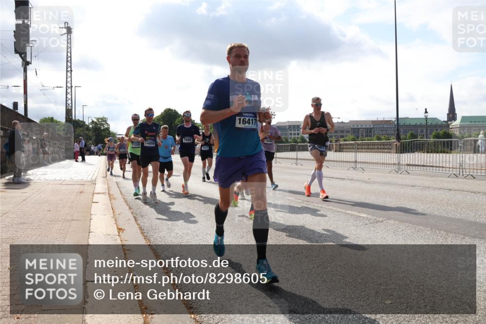 29.06.2025 - hella hamburg halbmarathon Lena Gebhardt http://msf.ph/oto/8298605 29.06.2025 09:46:54 Lombardsbrücke 7080, 17329, 14899, 1411, 16417, 1053, 1344, 1396, 1411, 1577, 1889, 2243, 2563, 3005, 3790, 3935, 4477, 4944, 5048, 5152, 5193, 5660, 6305, 6683, 7080, 7466, 7622, 7628, 7867, 8312, 8323, 8784, 9376, 9519, 10298, 10477, 10927, 10929, 11055, 11230, 11304, 11370, 11661, 11898, 12204, 12447, 12899, 12987, 13148, 13199, 13493, 13494, 13729, 13771, 13961, 13991, 14069, 14310, 14385, 15902, 16065, 16140, 16243, 16811, 16957 meine-sportfotos.de