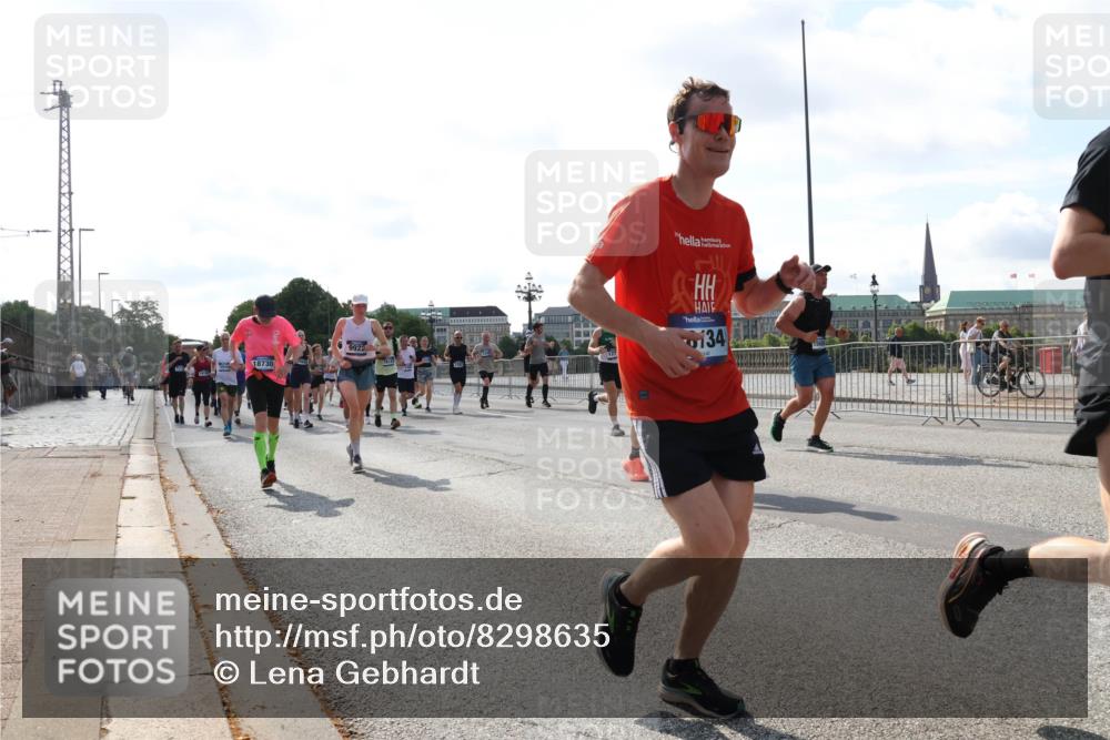 29.06.2025 - hella hamburg halbmarathon Lena Gebhardt http://msf.ph/oto/8298635 29.06.2025 09:59:23 Lombardsbrücke 18730, 9922, 134, 1319, 1334, 1366, 1485, 1506, 1595, 1642, 1715, 1719, 1972, 2282, 2391, 2432, 2630, 2741, 2911, 3037, 3112, 3279, 3668, 3715, 4426, 4467, 4837, 4839, 5299, 5391, 5420, 5457, 5458, 5465, 5492, 5866, 6390, 6399, 6414, 6415, 6416, 6629, 7033, 7037, 7129, 7130, 7232, 7395, 7833, 7864, 8509, 8520, 8542, 8652, 8772, 8798, 8846, 8929, 9142, 9488, 9655, 9884, 9903, 9907, 9922, 9984, 10020, 10266, 10488, 11039 meine-sportfotos.de