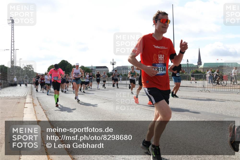 29.06.2025 - hella hamburg halbmarathon Lena Gebhardt http://msf.ph/oto/8298680 29.06.2025 09:59:23 Lombardsbrücke 18730, 9922, 8134, 1319, 1334, 1366, 1485, 1506, 1595, 1642, 1715, 1719, 1972, 2282, 2391, 2432, 2630, 2741, 2911, 3037, 3112, 3279, 3668, 3715, 4426, 4467, 4837, 4839, 5299, 5391, 5420, 5457, 5458, 5465, 5492, 5866, 6390, 6399, 6414, 6415, 6416, 6629, 7033, 7037, 7129, 7130, 7232, 7395, 7833, 7864, 8509, 8520, 8542, 8652, 8772, 8798, 8846, 8929, 9142, 9488, 9655, 9884, 9903, 9907, 9922, 9984, 10020, 10266, 10488, 11039 meine-sportfotos.de