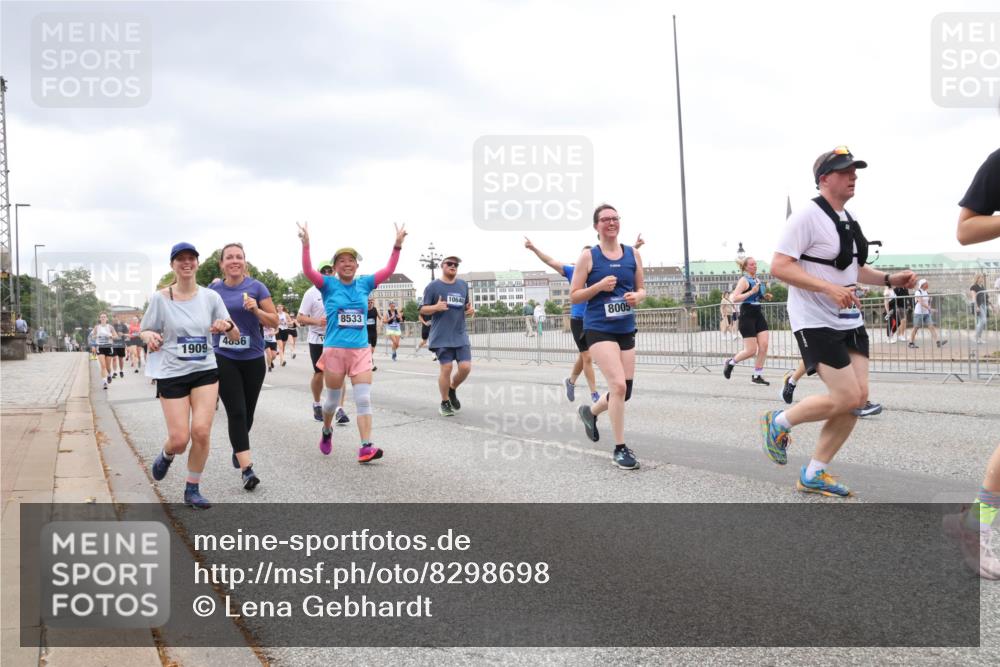 29.06.2025 - hella hamburg halbmarathon Lena Gebhardt http://msf.ph/oto/8298698 29.06.2025 10:56:17 Lombardsbrücke 4056, 1909, 8533, 10640, 8005, 1047, 1113, 1738, 1909, 2095, 2143, 2307, 2793, 2915, 3257, 3268, 3520, 3675, 3676, 3953, 3987, 4083, 4265, 4354, 4470, 4473, 4773, 4836, 5237, 5306, 5438, 5580, 5693, 5757, 5994, 6055, 6056, 6113, 6494, 6594, 6690, 6968, 7025, 7028, 7090, 7307, 7516, 7616, 7711, 8005, 8108, 8110, 8305, 8517, 8533, 8606, 8766, 9383, 9435, 9606, 9838, 9861, 9865, 9948, 9953, 10449, 10555, 10569, 10640, 10740, 10784, 10987 meine-sportfotos.de