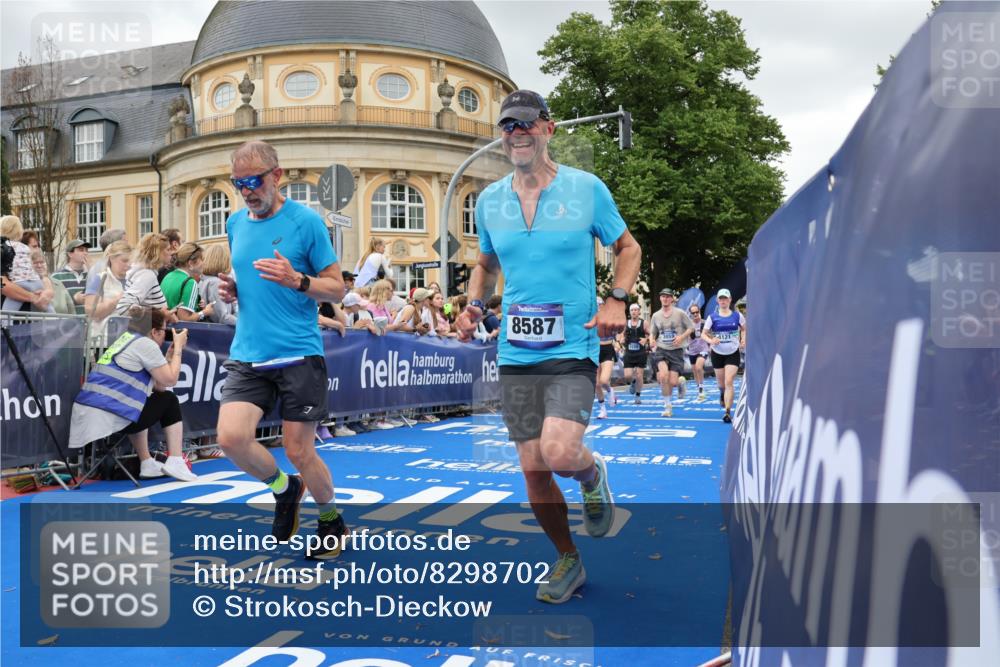 29.06.2025 - hella hamburg halbmarathon Strokosch-Dieckow http://msf.ph/oto/8298702 29.06.2025 10:53:05 Ziel 2111, 2208, 3059, 3258, 3334, 4121, 7383, 7509, 7864, 8273, 8587, 9093, 9537, 12155, 12367, 12519, 12910, 14323, 14791, 16929, 16986, 18590, 19208 meine-sportfotos.de