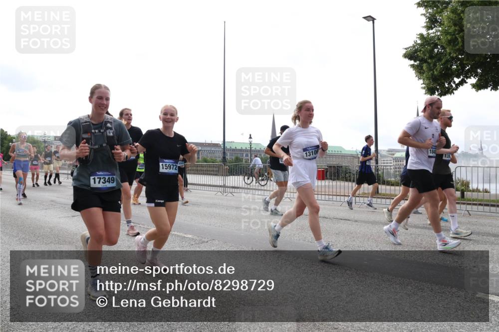 29.06.2025 - hella hamburg halbmarathon Lena Gebhardt http://msf.ph/oto/8298729 29.06.2025 10:36:54 Lombardsbrücke 849, 17349, 13106, 1848, 13, 3895, 15972, 1118, 1224, 1253, 1339, 1488, 1490, 1948, 1952, 1954, 2031, 2072, 2104, 2124, 2480, 2552, 2588, 3127, 3165, 3428, 3714, 3873, 3895, 4084, 4618, 4762, 4996, 5224, 5538, 5640, 5747, 5786, 5789, 6156, 6172, 6190, 6359, 6584, 6667, 6804, 7202, 7632, 7773, 8007, 8257, 8258, 8315, 8499, 8758, 8936, 8937, 8945, 9054, 9055, 9115, 9295, 9500, 9694, 13265, 15077, 17156, 17807, 18152, 18488 meine-sportfotos.de