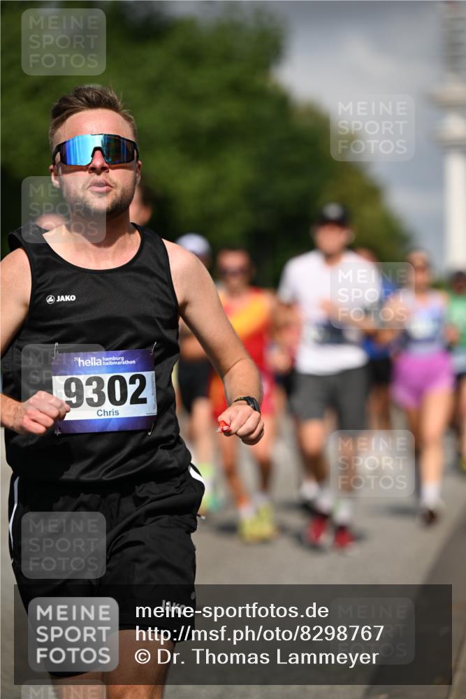 29.06.2025 - hella hamburg halbmarathon Dr. Thomas Lammeyer http://msf.ph/oto/8298767 29.06.2025 09:53:53 Kennedybrücke 1358, 1675, 1688, 1803, 1882, 2415, 2568, 2675, 2826, 3332, 4398, 4528, 4823, 5409, 5436, 5745, 5791, 5803, 6458, 6529, 6649, 7774, 8450, 9017, 9116, 9302, 9365, 9711, 10218, 10922, 11379 meine-sportfotos.de