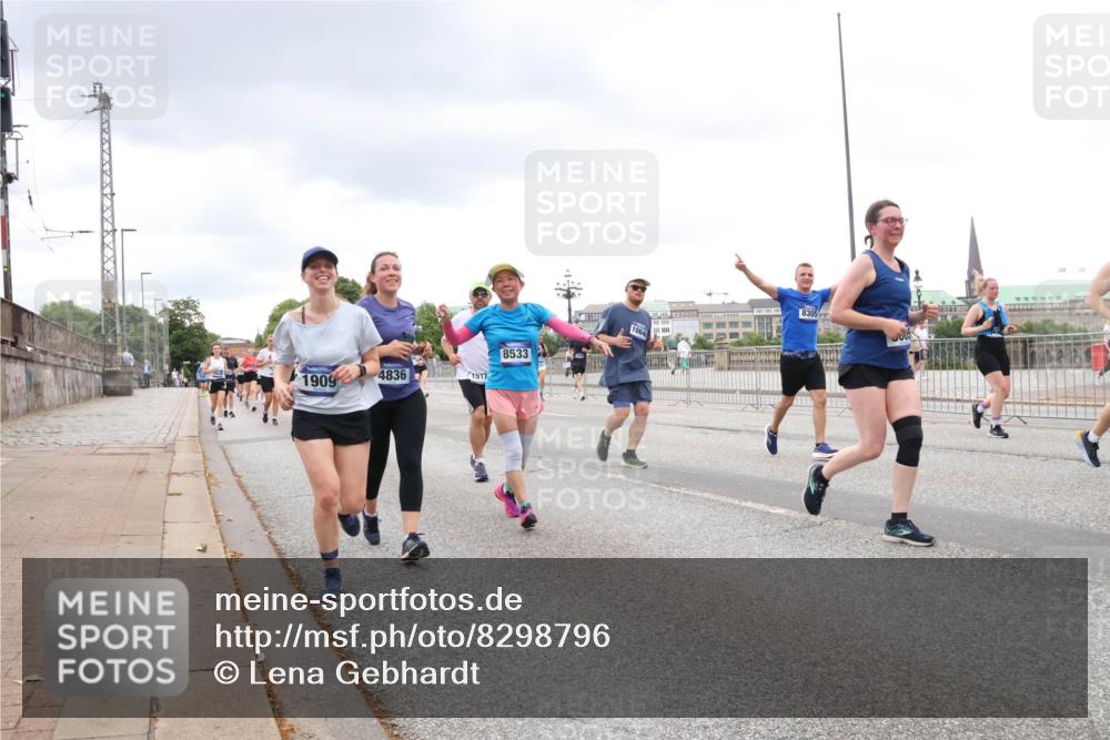 29.06.2025 - hella hamburg halbmarathon Lena Gebhardt http://msf.ph/oto/8298796 29.06.2025 10:56:17 Lombardsbrücke 1909, 4836, 1517, 8533, 106, 8305, 1047, 1113, 1738, 1909, 2095, 2143, 2307, 2793, 2915, 3257, 3268, 3520, 3675, 3676, 3953, 3987, 4083, 4265, 4354, 4470, 4473, 4773, 4836, 5237, 5306, 5438, 5580, 5693, 5757, 5994, 6055, 6056, 6113, 6494, 6594, 6690, 6968, 7025, 7028, 7090, 7307, 7516, 7616, 7711, 8005, 8108, 8110, 8305, 8517, 8533, 8606, 8766, 9383, 9435, 9606, 9838, 9861, 9865, 9948, 9953, 10449, 10555, 10569, 10640, 10740, 10784, 10987 meine-sportfotos.de