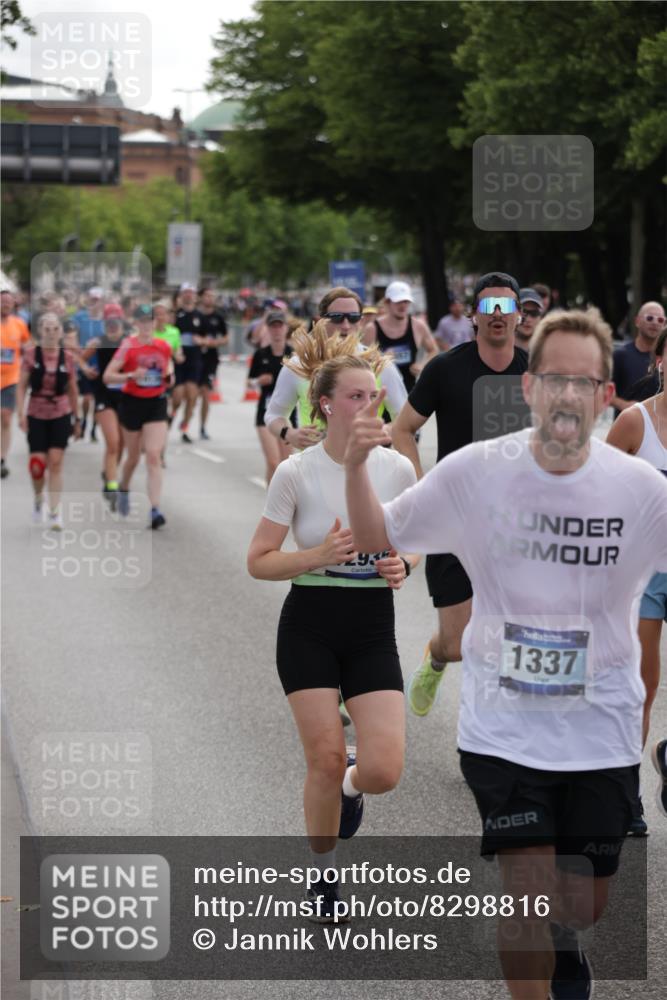 29.06.2025 - hella hamburg halbmarathon Jannik Wohlers http://msf.ph/oto/8298816 29.06.2025 10:37:00 Lombardsbrücke 1022, 1276, 1337, 1597, 1819, 2016, 2272, 2486, 2640, 3633, 4097, 4347, 4733, 5146, 5171, 5186, 5560, 5790, 5940, 6821, 6955, 7085, 7235, 7544, 7707, 7777, 7823, 8811, 8843, 9524, 10476, 10762, 10798, 10919, 11183, 11888, 11980, 12762, 12935, 13077, 13783, 14130, 14282, 14343, 14657, 14915, 15084, 16303, 16582, 16706, 16831, 16837, 17305, 17307, 17355, 17687, 17688, 17794, 17965, 18578, 18710, 18903 meine-sportfotos.de