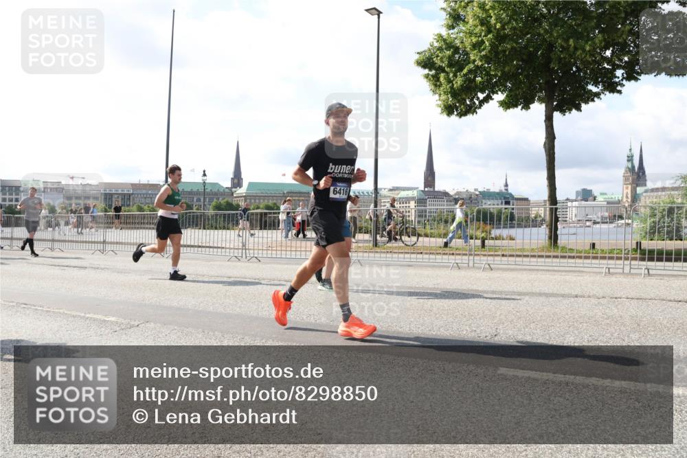 29.06.2025 - hella hamburg halbmarathon Lena Gebhardt http://msf.ph/oto/8298850 29.06.2025 09:59:24 Lombardsbrücke 6416, 1319, 1334, 1366, 1506, 1595, 1642, 1715, 1719, 1955, 1972, 2282, 2391, 2432, 2630, 2741, 2911, 3037, 3112, 3279, 3668, 3715, 4426, 4467, 4837, 4839, 5299, 5391, 5420, 5457, 5458, 5465, 5492, 5866, 6390, 6399, 6414, 6415, 6416, 6629, 7033, 7037, 7129, 7130, 7232, 7395, 7833, 7864, 8509, 8520, 8542, 8652, 8772, 8798, 8846, 8929, 9142, 9488, 9655, 9884, 9903, 9907, 9922, 9984, 10020, 10266, 10488, 11039 meine-sportfotos.de