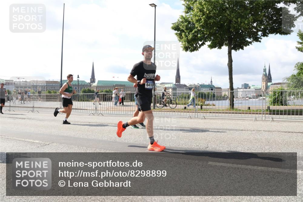 29.06.2025 - hella hamburg halbmarathon Lena Gebhardt http://msf.ph/oto/8298899 29.06.2025 09:59:25 Lombardsbrücke 6416, 1319, 1334, 1366, 1506, 1595, 1642, 1715, 1719, 1955, 1972, 2282, 2391, 2432, 2630, 2741, 2911, 3037, 3112, 3279, 3668, 3715, 4426, 4467, 4837, 4839, 5299, 5391, 5420, 5457, 5458, 5465, 5492, 5866, 6390, 6399, 6414, 6415, 6416, 7033, 7037, 7129, 7130, 7232, 7395, 7833, 7864, 8509, 8520, 8542, 8652, 8772, 8798, 8846, 8929, 9142, 9488, 9655, 9884, 9903, 9907, 9922, 9984, 10020, 10266, 11039, 11568 meine-sportfotos.de